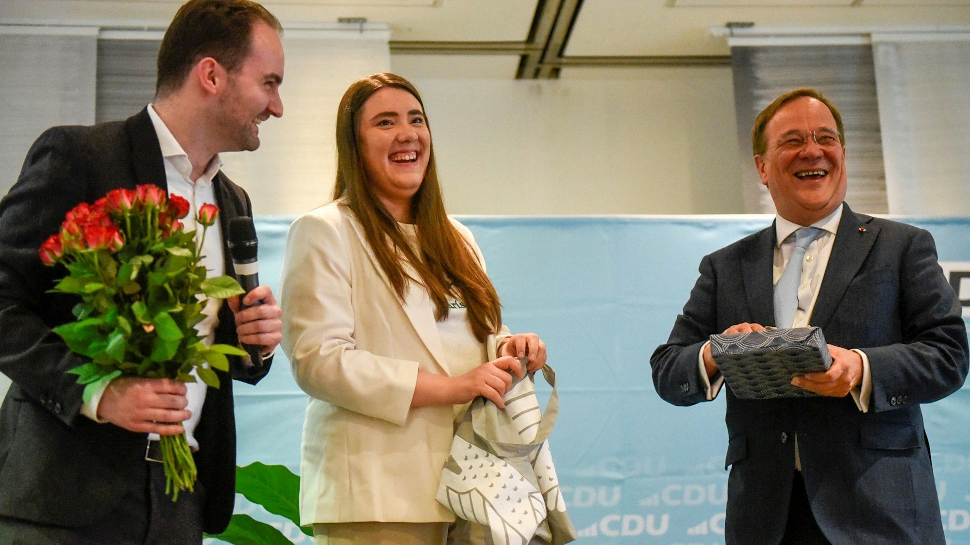 Einen Abschied mit Blumen bescherten Armin Laschet der Brühler CDU André Hess und Europakandidatin Jennifer Szeyffert. Jennifer Szeyffert ist mit 26 Jahren die jüngste Kandidatin der CDU in Nordrhein-Westfalen.