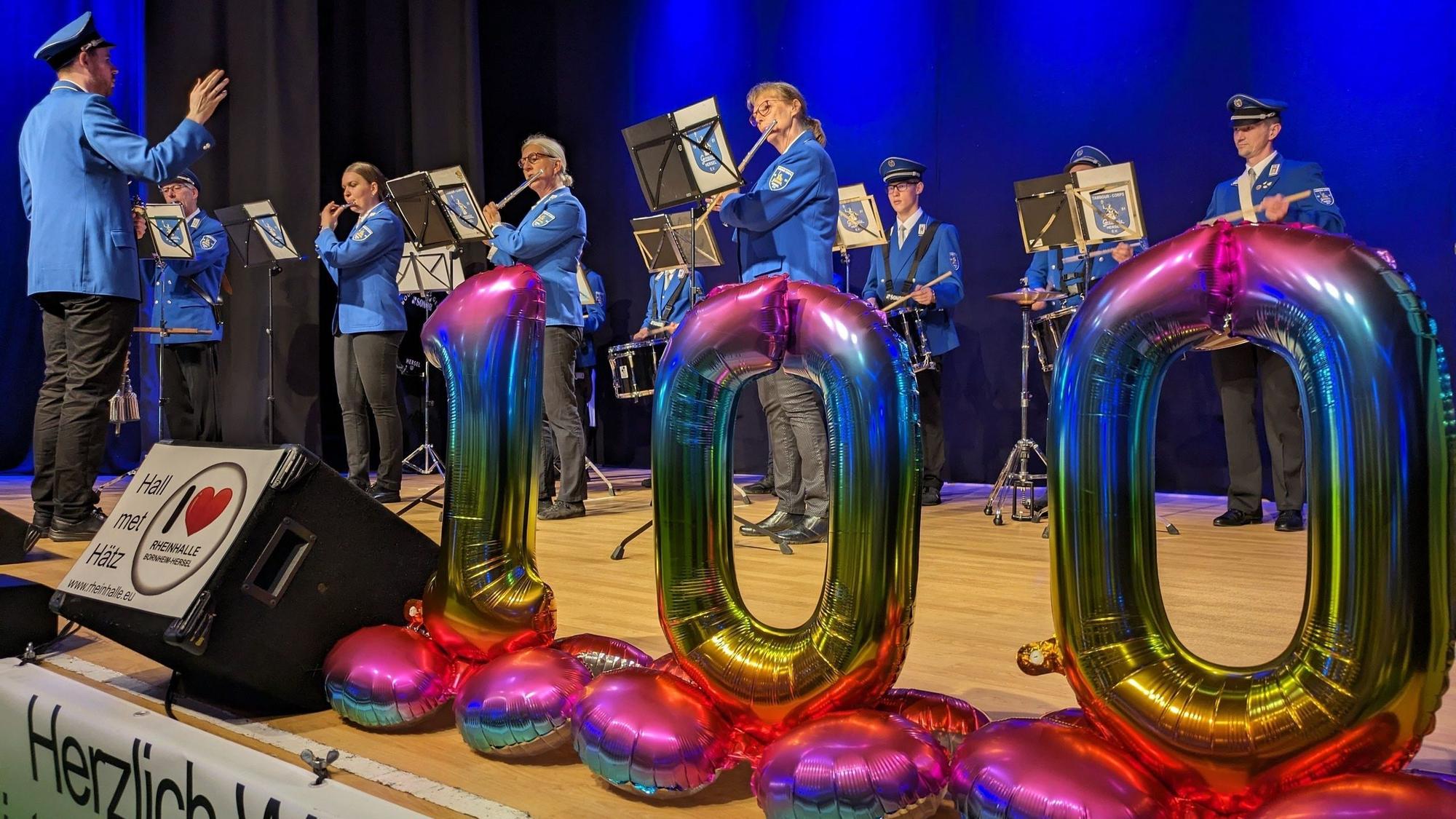 100 Jahre Theaterverein „Edelweiß“: Auftritt Tambour Corps Germania Hersel beim Bunten Abend.