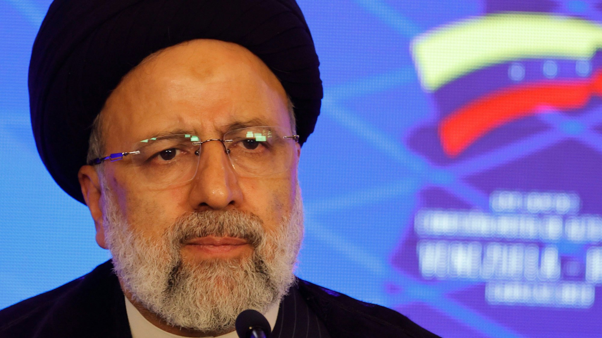 Der iranische Staatspräsident Ebrahim Raisi ist gemeinsam mit seinem Außenminister Hussein Amirabdollahian bei einem Hubschrauberabsturz ums Leben gekommen. Laut iranischen Staatsmedien überlebte keiner der Insassen den schweren Unfall.