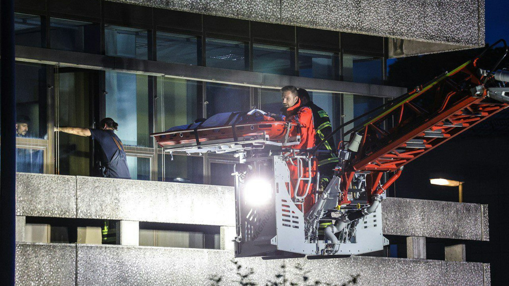 Nordrhein-Westfalen, Iserlohn: Einsatzkräfte der Feuerwehr retten mithilfe einer Drehleiter ein schwer verletztes Mädchen.