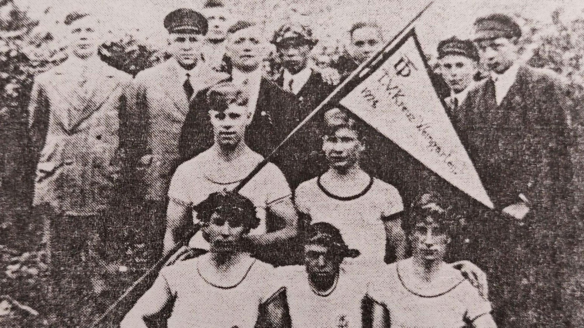 Das Schwarz-Weiß-Bild zeigt die Vereinsgründer beim Sportfest 1930.