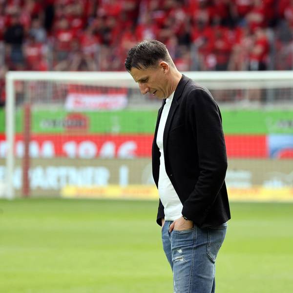 Christian Keller steht mit gesenkten Kopf auf dem Spielfeld.