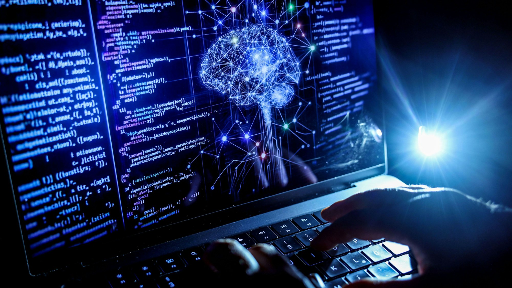 Eine Person arbeitet am Rechner, auf dessen Bildschirm ein durch Künstliche Intelligenz generiertes Illustrationsbild mit Code verschiedener Programmiersprachen und einem neuronalen Netzwerk-Diagramm zu sehen ist.