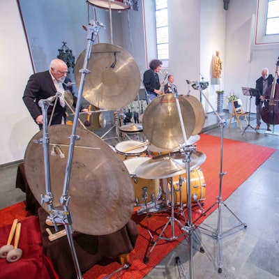 Vier Musiker im Altarraum einer Kirche.