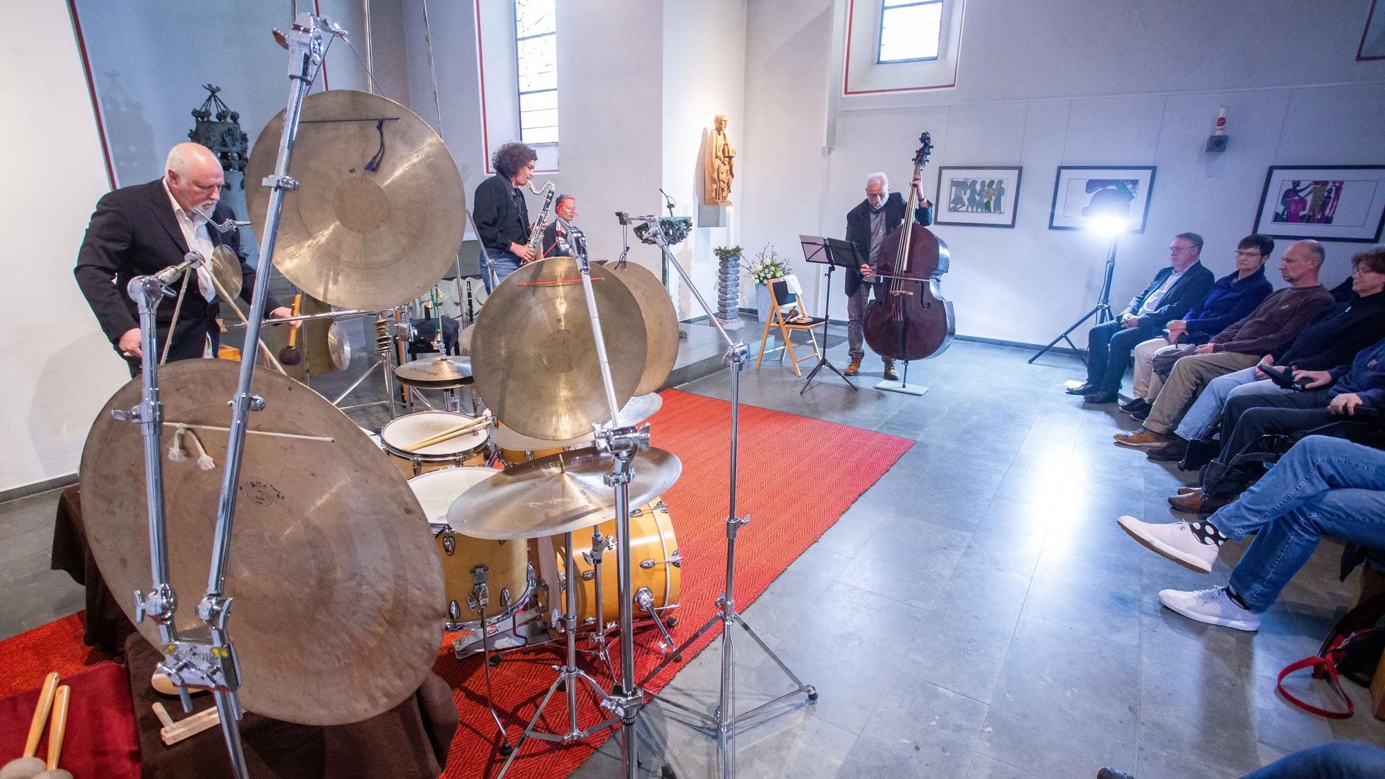 Vier Musiker im Altarraum einer Kirche.