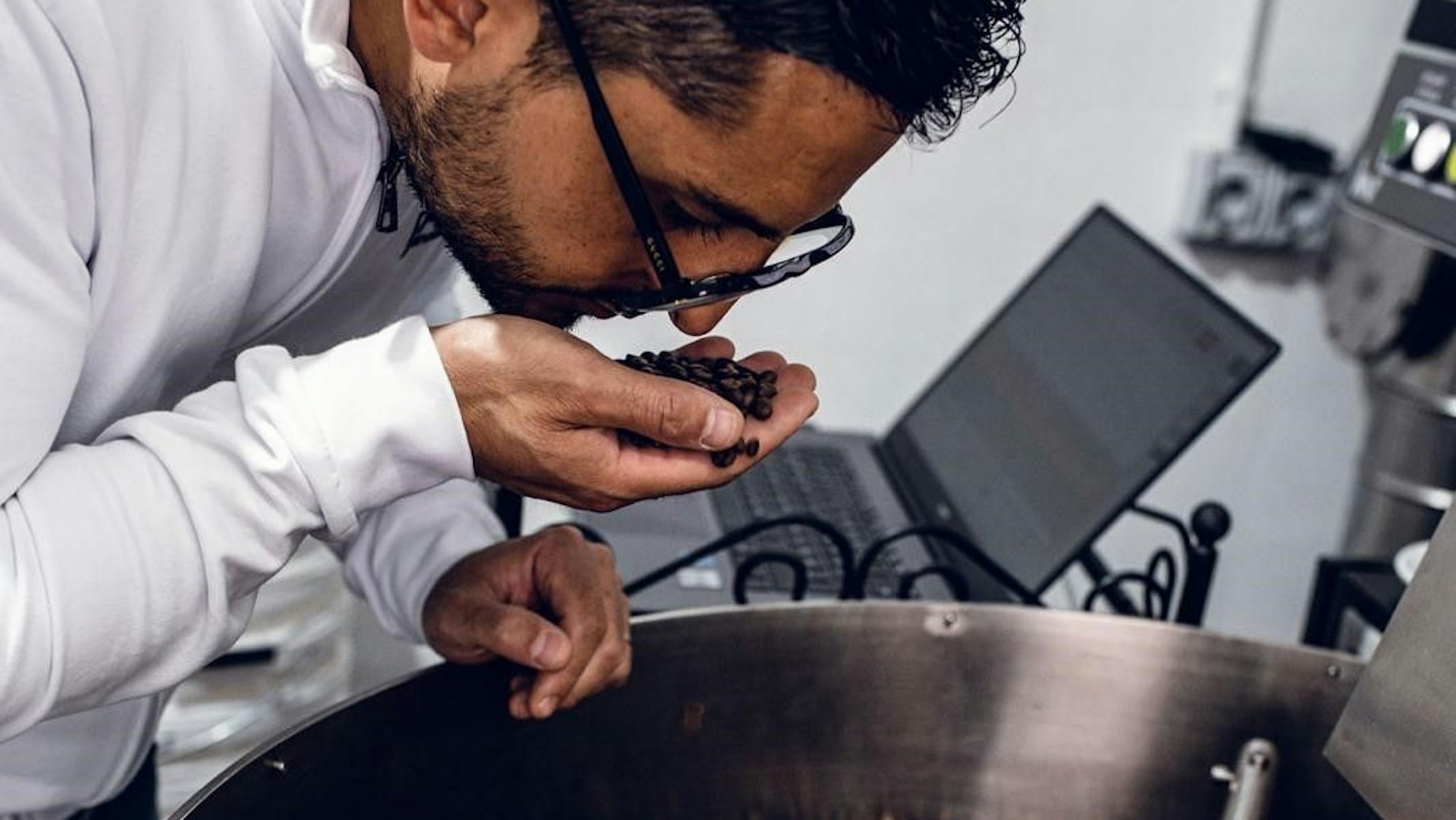 Alessandro Guzzo beim Rösten in Rheinbach.