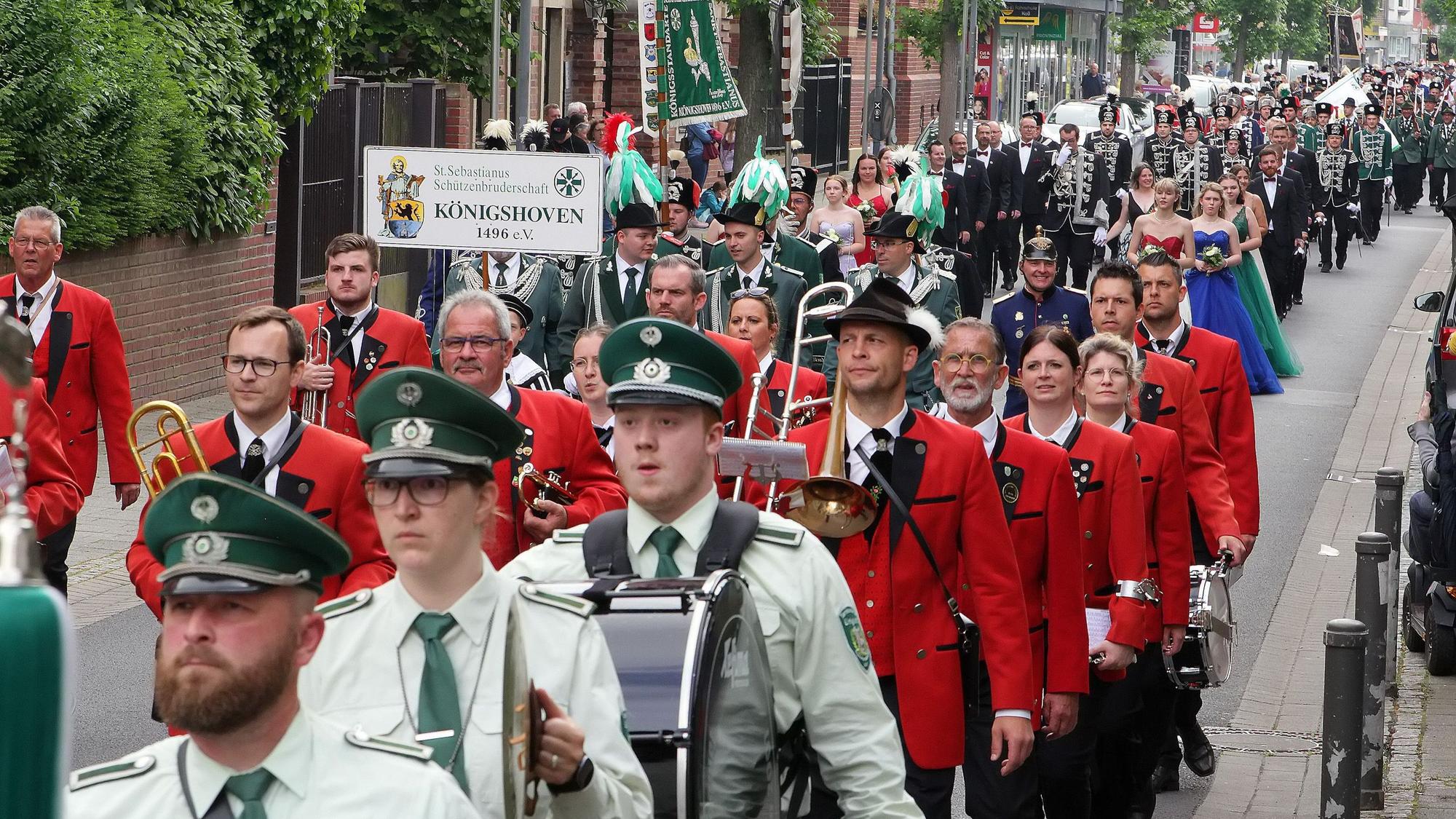 Ein langer Zug von Schützen, angeführt von einer Musikkapelle.