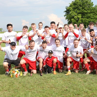 Jubelfoto des Aufsteigers SG Dahlem-Schmidtheim.