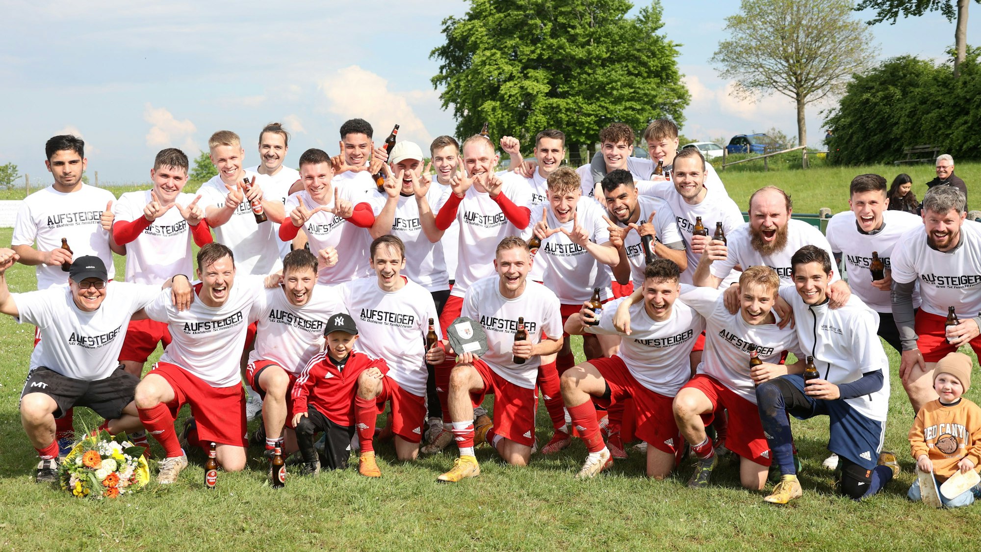 Die Fußballer der SG Dahlem-Schmidtheim jubeln über den Aufstieg in die Bezirksliga.