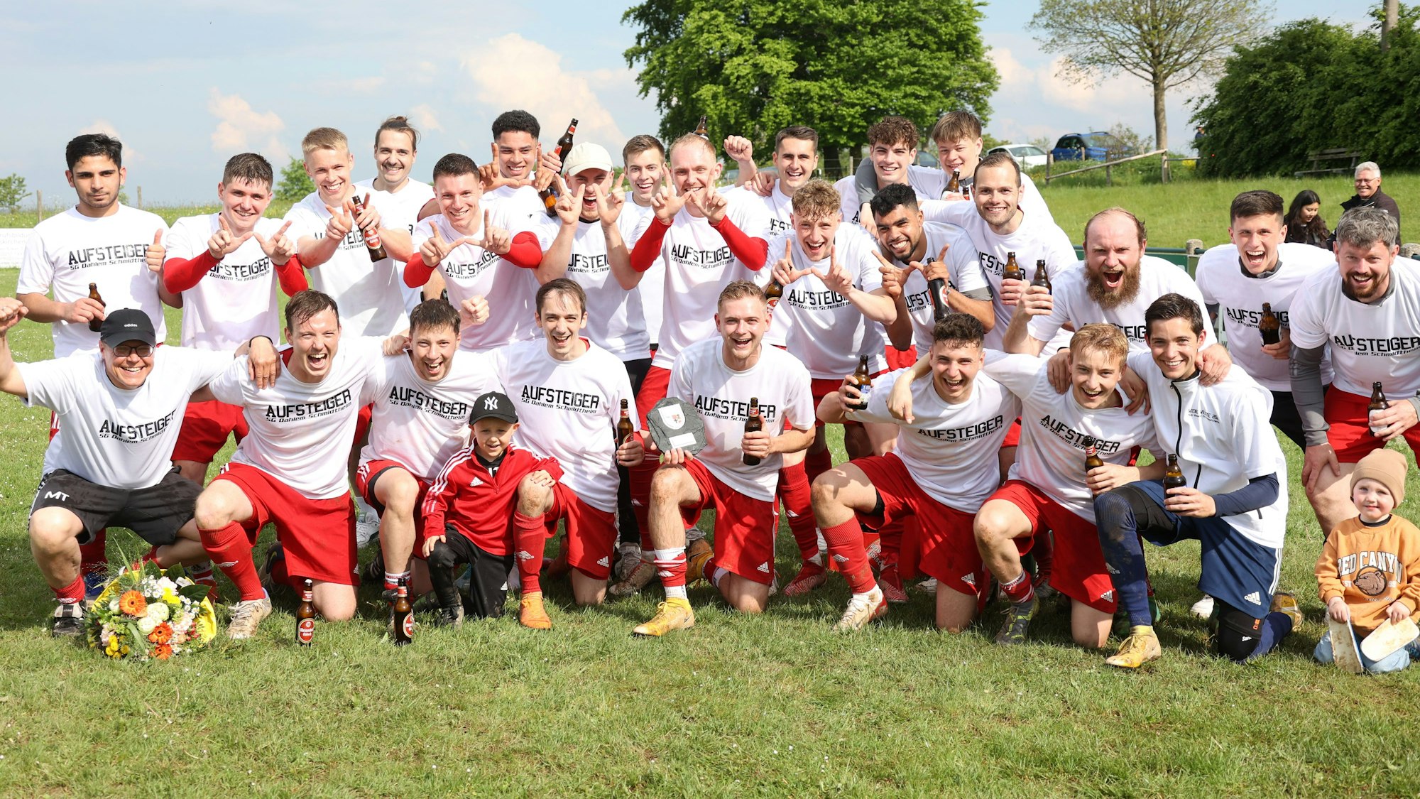 Jubelfoto des Aufsteigers SG Dahlem-Schmidtheim.