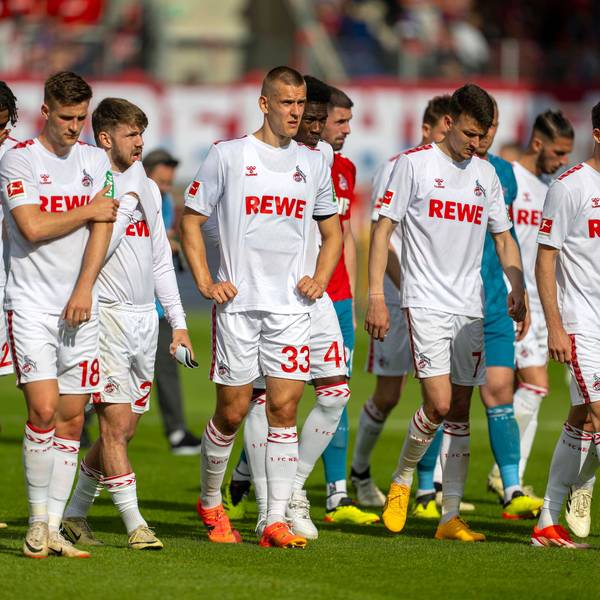 Abgang des Absteigers: Die Mannschaft des 1. FC Köln nach dem fassungslos machenden 1:4 beim 1. FC Heidenheim.
