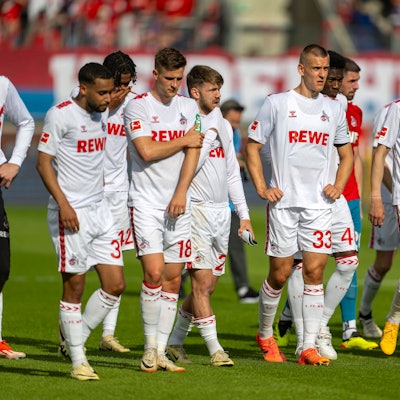 Abgang des Absteigers: Die Mannschaft des 1. FC Köln nach dem fassungslos machenden 1:4 beim 1. FC Heidenheim.