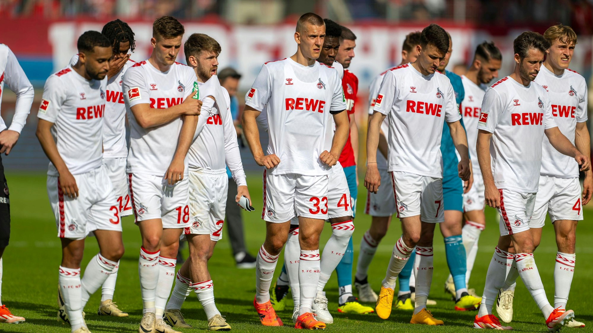 Abgang des Absteigers: Die Mannschaft des 1. FC Köln nach dem fassungslos machenden 1:4 beim 1. FC Heidenheim.