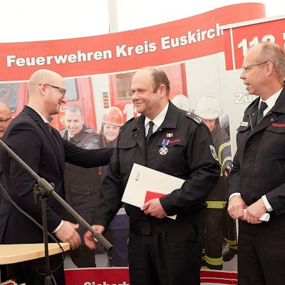 Das Bild zeigt Hergarten mit Schleidens Bürgermeister Ingo Pfennings und Kreisbrandmeister Peter Jonas.