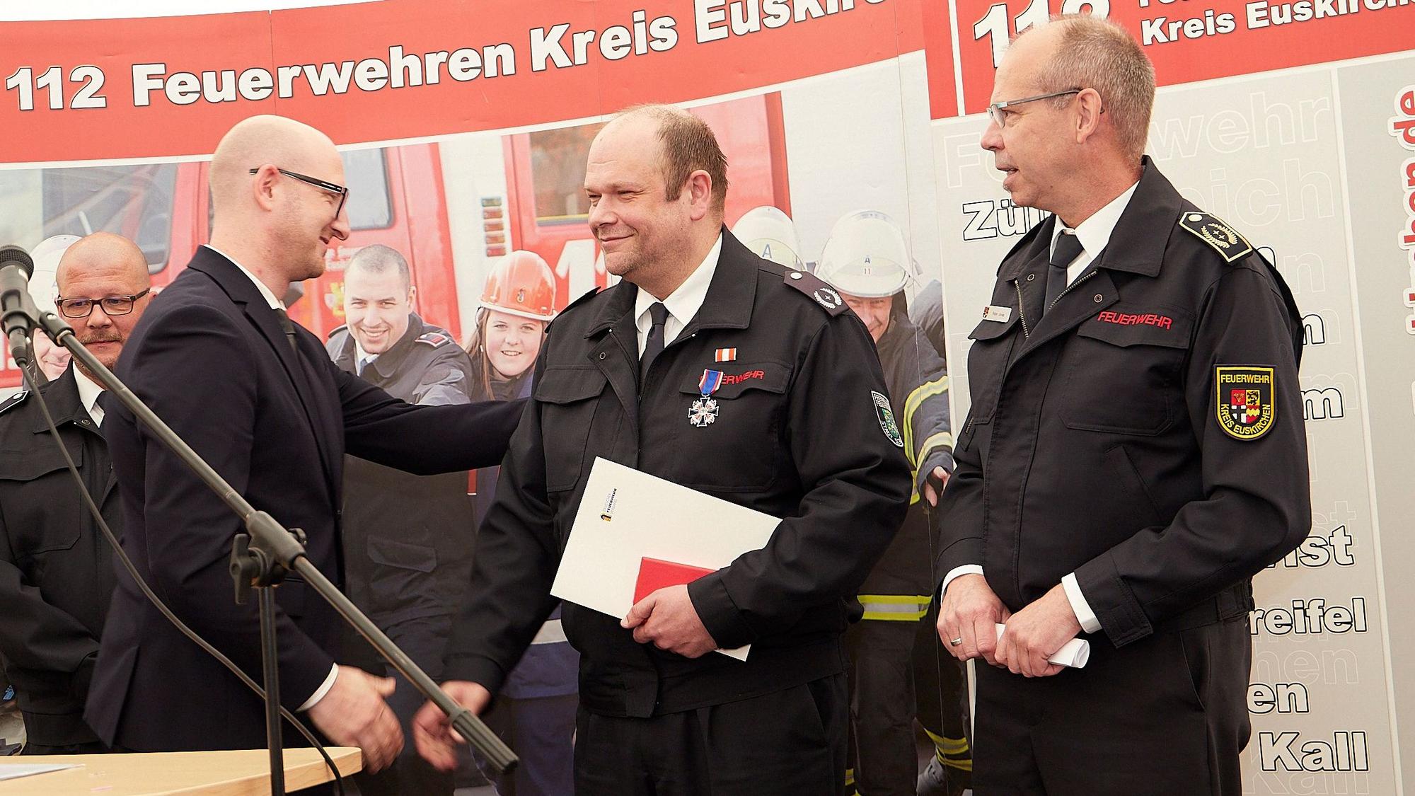 Das Bild zeigt Hergarten mit Schleidens Bürgermeister Ingo Pfennings und Kreisbrandmeister Peter Jonas.