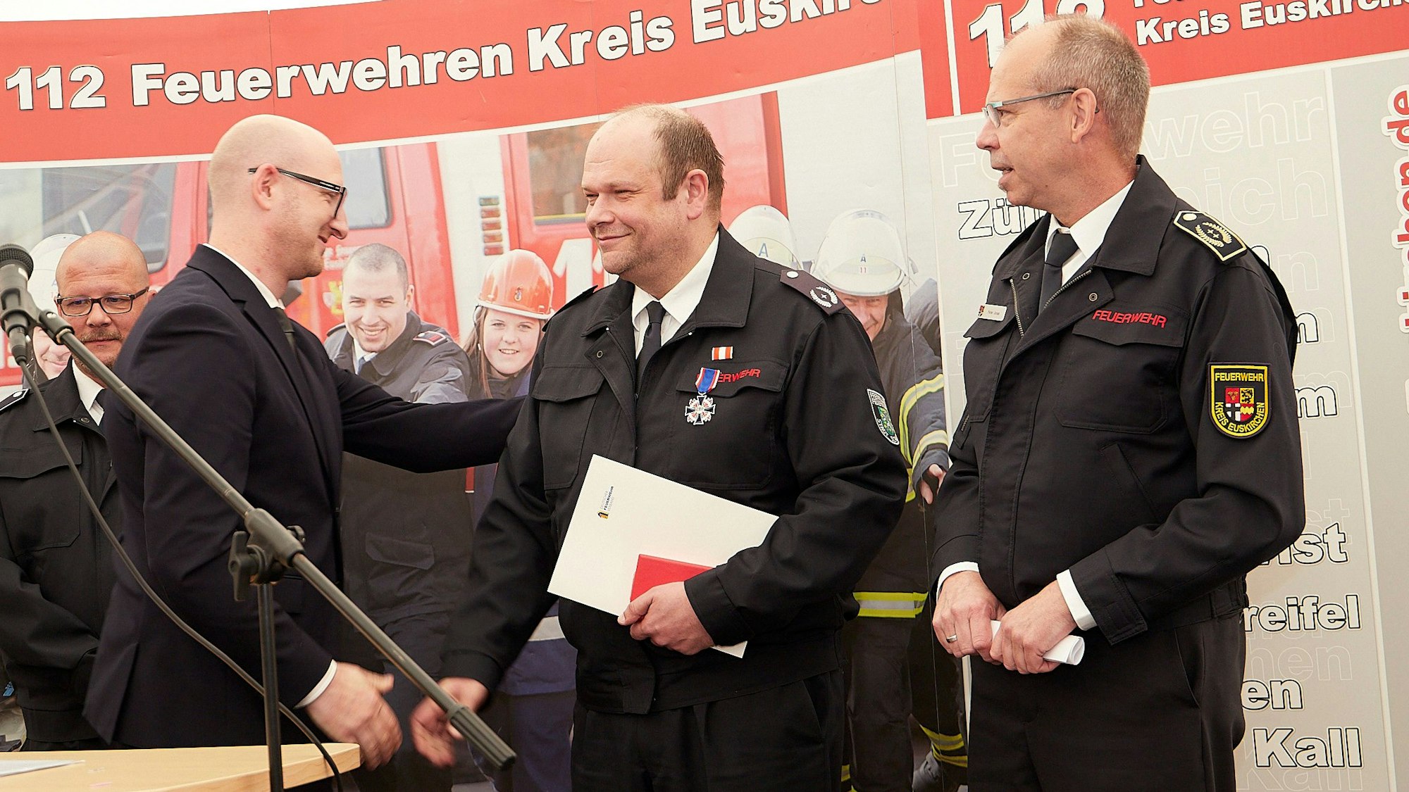 Das Bild zeigt Hergarten mit Schleidens Bürgermeister Ingo Pfennings und Kreisbrandmeister Peter Jonas.