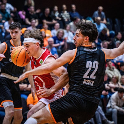 17.05.2024, orange campus, Germany, Neu Ulm, orange acedemy vs RheinStars Koeln - Basketball Pro B - Halbfinale Spiel 2, Maximilian Langenfeld orange academy, Rupert Hennen RheinStars Koeln und Philip Hecker orange academy im Zweikampf Foto H. Langer orange campus Neu Ulm Germany *** 17 05 2024, orange campus, Germany, Neu Ulm, orange acedemy vs RheinStars Koeln Basketball Pro B Semifinal Game 2, Maximilian Langenfeld orange academy , Rupert Hennen RheinStars Koeln and Philip Hecker orange academy in a duel Photo H Langer orange campus Neu Ulm Germany / 541_OACKOL20240517_047 / Langer-541