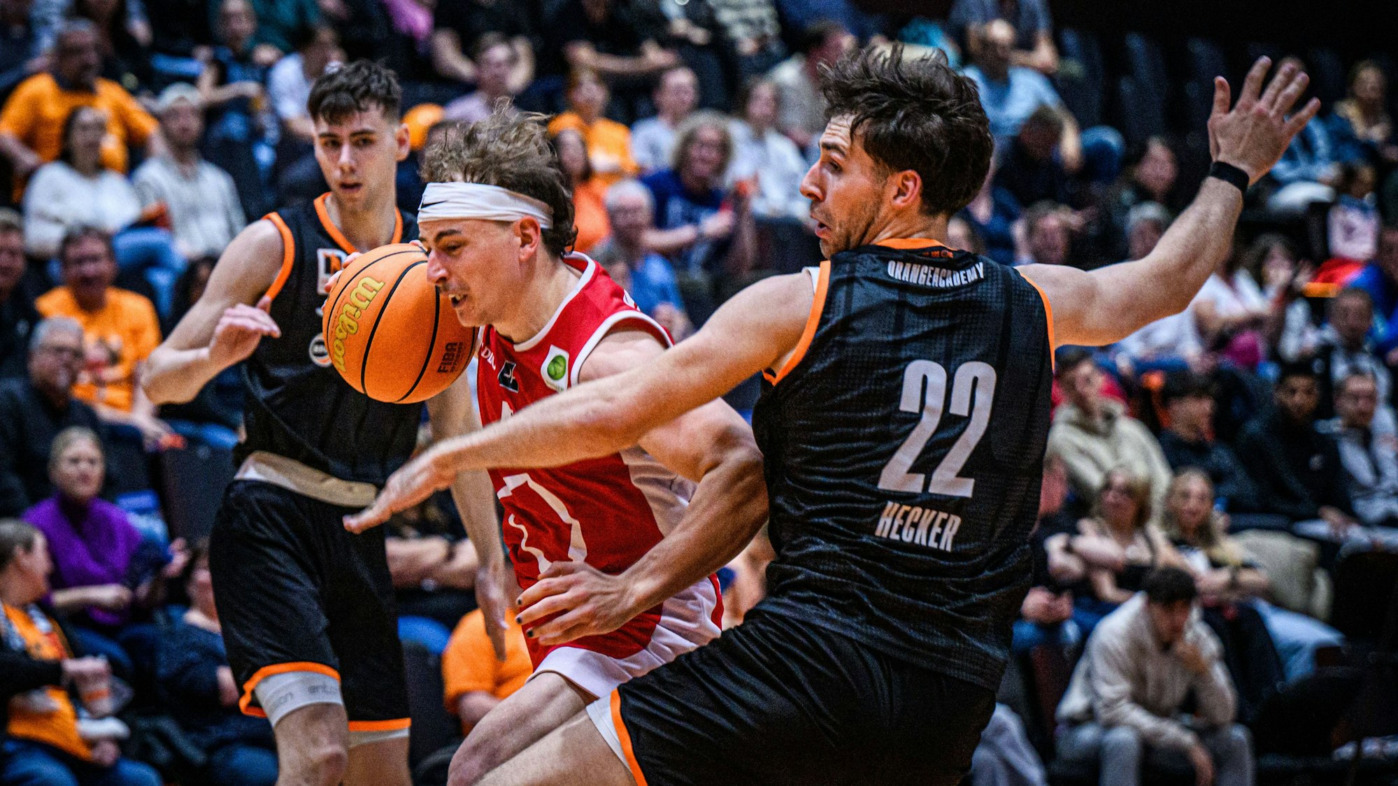 17.05.2024, orange campus, Germany, Neu Ulm, orange acedemy vs RheinStars Koeln - Basketball Pro B - Halbfinale Spiel 2, Maximilian Langenfeld orange academy, Rupert Hennen RheinStars Koeln und Philip Hecker orange academy im Zweikampf Foto H. Langer orange campus Neu Ulm Germany *** 17 05 2024, orange campus, Germany, Neu Ulm, orange acedemy vs RheinStars Koeln Basketball Pro B Semifinal Game 2, Maximilian Langenfeld orange academy , Rupert Hennen RheinStars Koeln and Philip Hecker orange academy in a duel Photo H Langer orange campus Neu Ulm Germany / 541_OACKOL20240517_047 / Langer-541