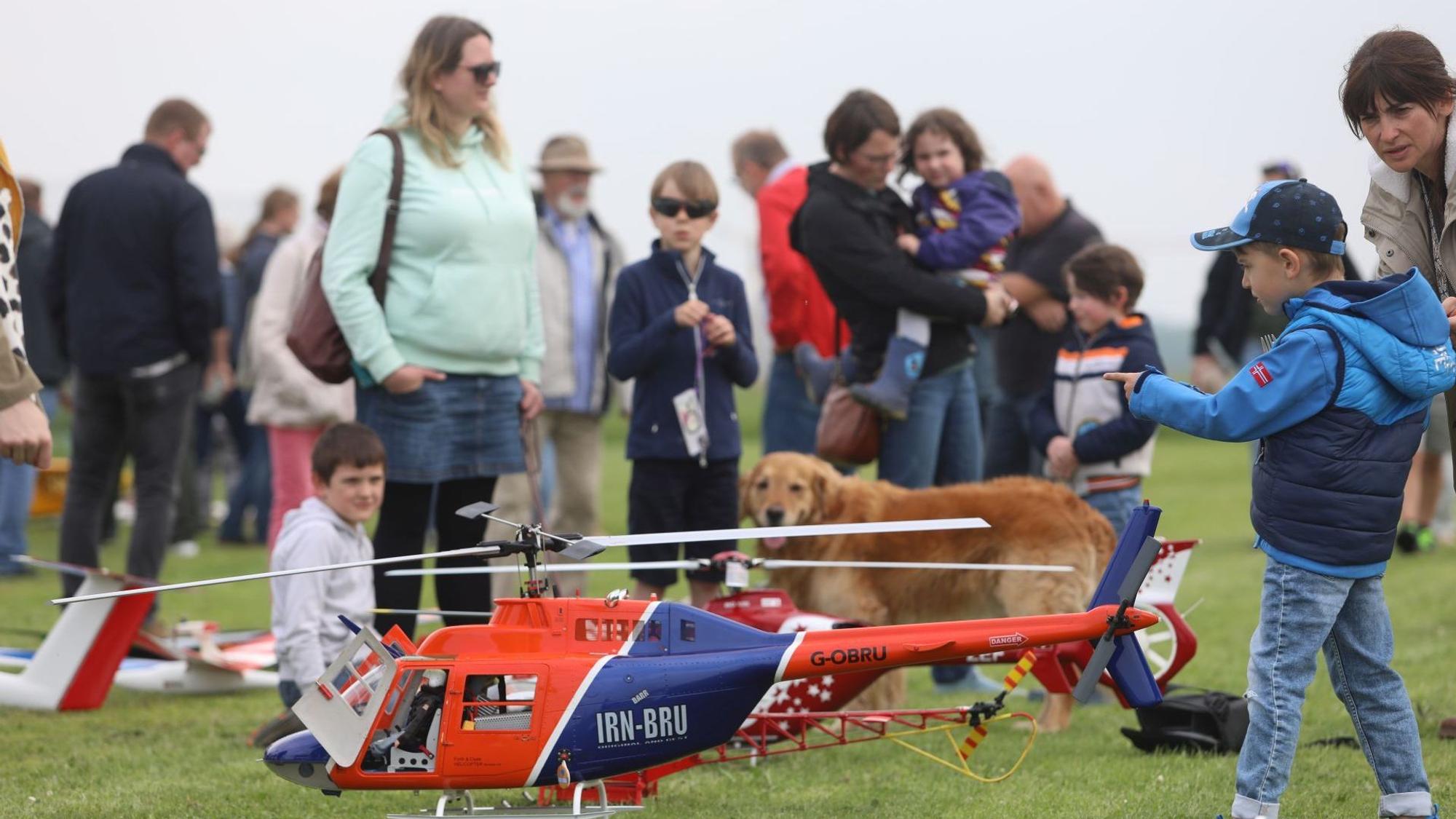 Modellflugtag in Eudenbach
Hubschrauber und Publikum
