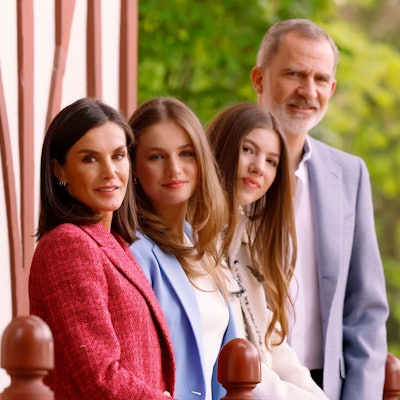 Königin Letizia (l-r), Kronprinzessin Leonor, Prinzessin Sofia und König Felipe VI. im Park des Königsschlosses Palacio Real.