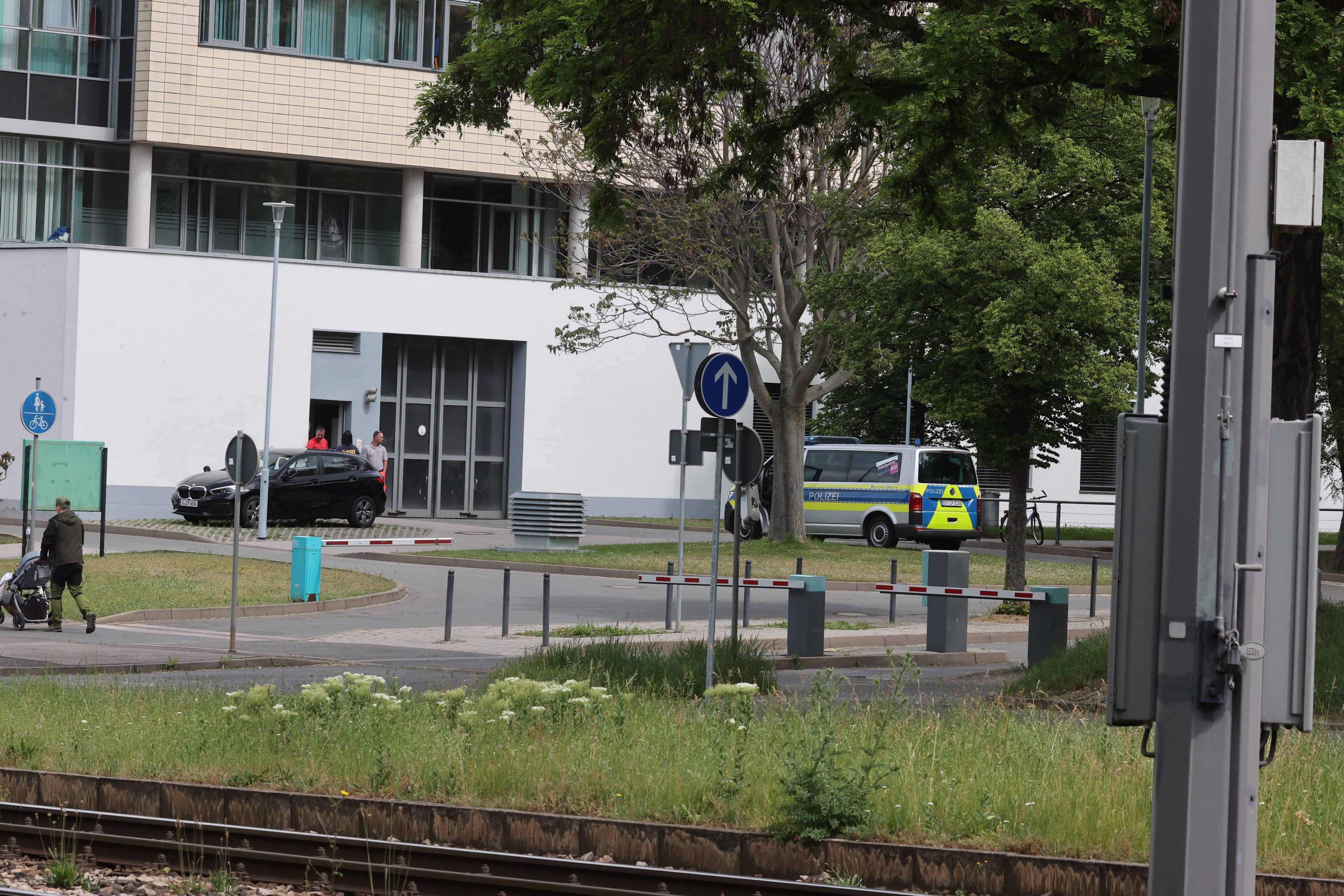 18.05.2024, Thüringen, Erfurt: Ein Polizeifahrzeug steht vor dem Helios Klinikum. Hier soll der Attentäter von Halle, Stephan Balliet, mit Magenproblemen eingeliefert worden sein. (zu dpa: «Halle-Attentäter verweigert ärztliche Behandlung in Erfurter Klinik») Foto: Bodo Schackow/dpa +++ dpa-Bildfunk +++
