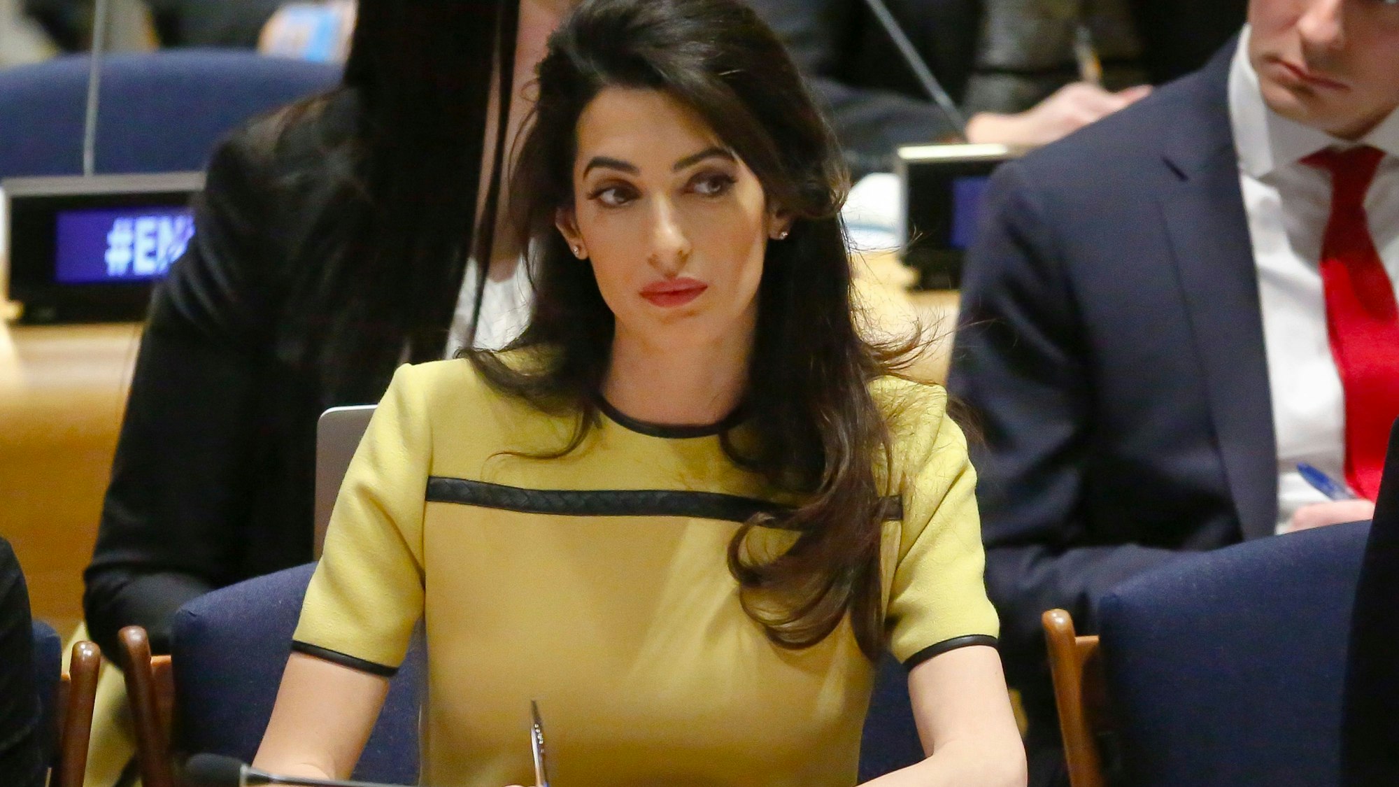 ARCHIV - 09.03.2017, USA, New York: Amal Clooney, Rechtsanwältin aus dem Libanon und Ehefrau des US-amerikanischen Schauspielers George Clooney, nimmt an einer Sitzung des UN-Menschenrechtsrats teil.