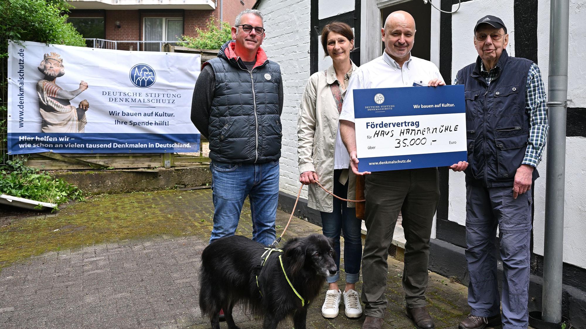 Symbolische Fördervertragsübergabe Hammermühle. v.l. Nino Heimarion, Ellen Berghaus, Hund Fenja, Uwe Lohölter, Peter Berghaus