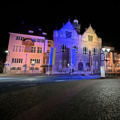 Die Besetzung der Beigeordnetenstellen im Gladbacher Rathaus ist auch ein Farbenspiel: Die großen Fraktionen wollen sich dort repräsentiert sehen. Das Foto entstand zur „Earth Hour“.