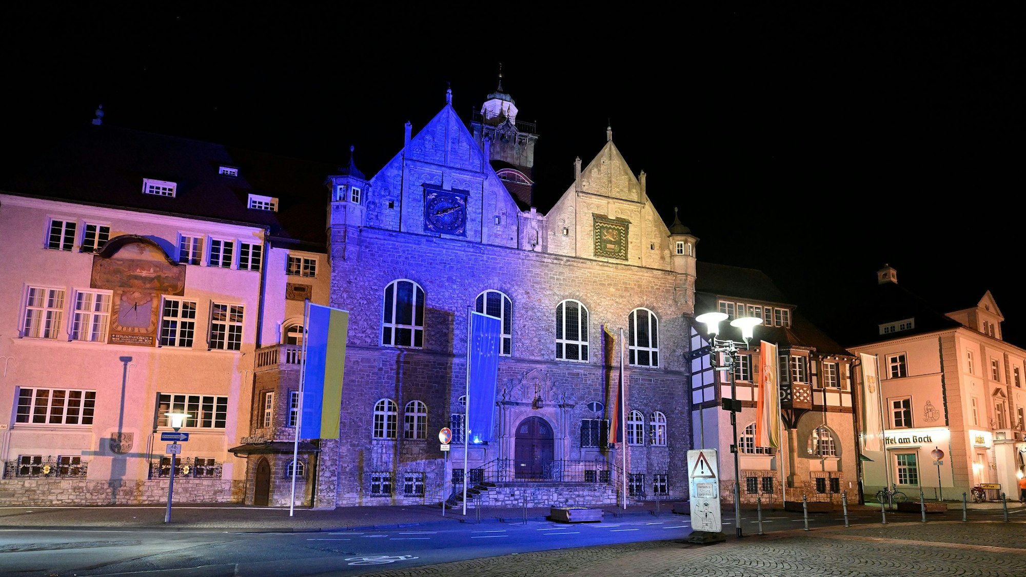 Die Besetzung der Beigeordnetenstellen im Gladbacher Rathaus ist auch ein Farbenspiel: Die großen Fraktionen wollen sich dort repräsentiert sehen. Das Foto entstand zur „Earth Hour“.