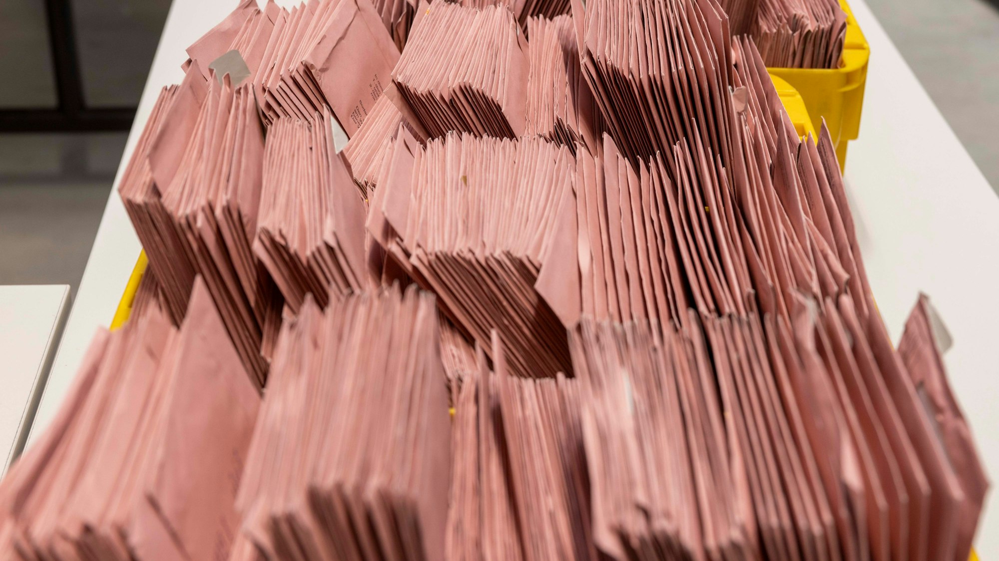 Briefwahlunterlagen für die Europawahl am 9. Juni 2024