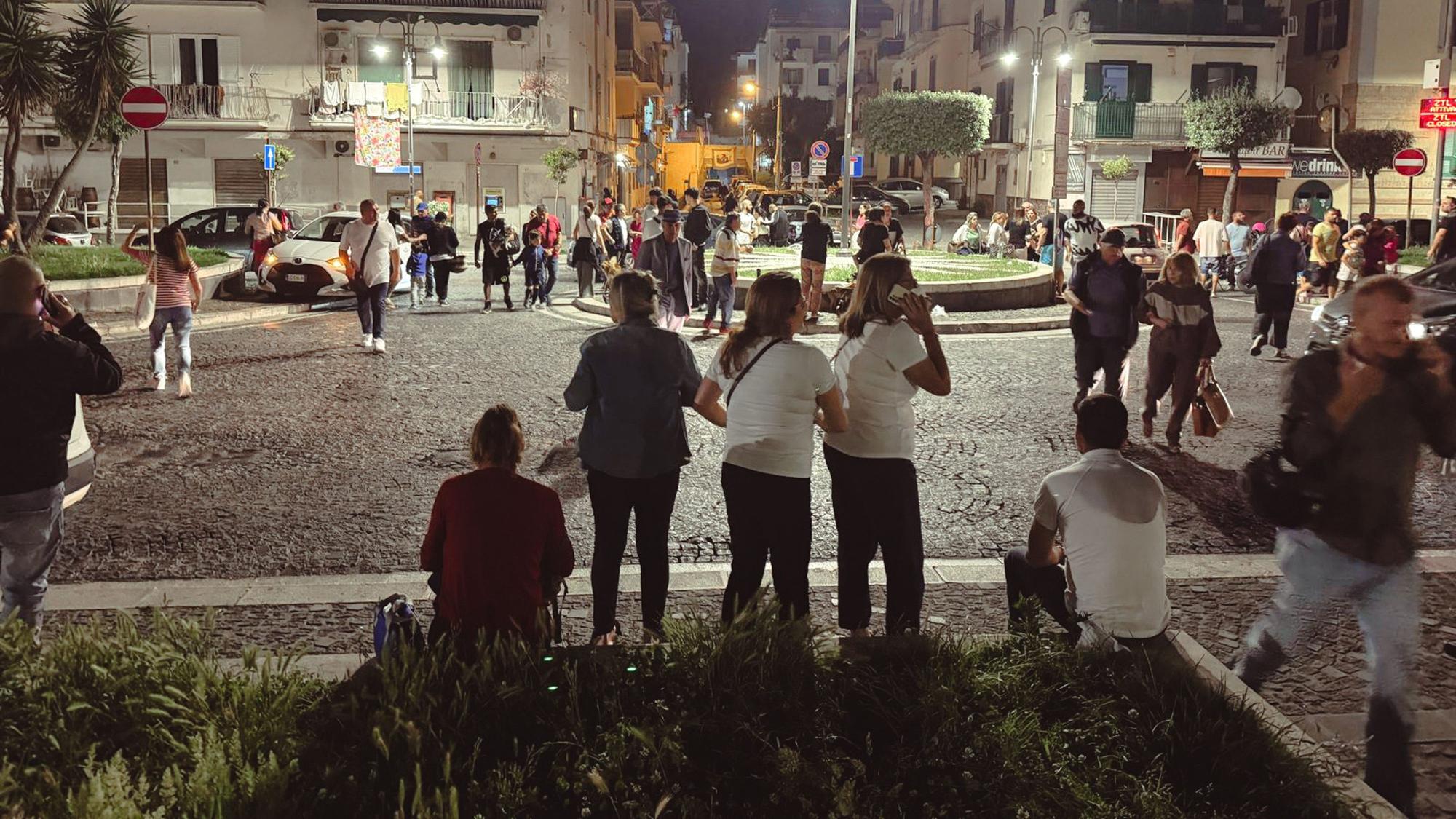 Menschen stehen auf der Straße in Angst nach dem Erdbeben. Das Gebiet rund um die süditalienische Großstadt Neapel ist am Montagabend von einem Erdbeben erschüttert worden. Das Nationale Institut für Geophysik und Vulkanologie (INGV) gab die Stärke mit 4,4 an und verortete das Epizentrum in den Phlegräischen Feldern.