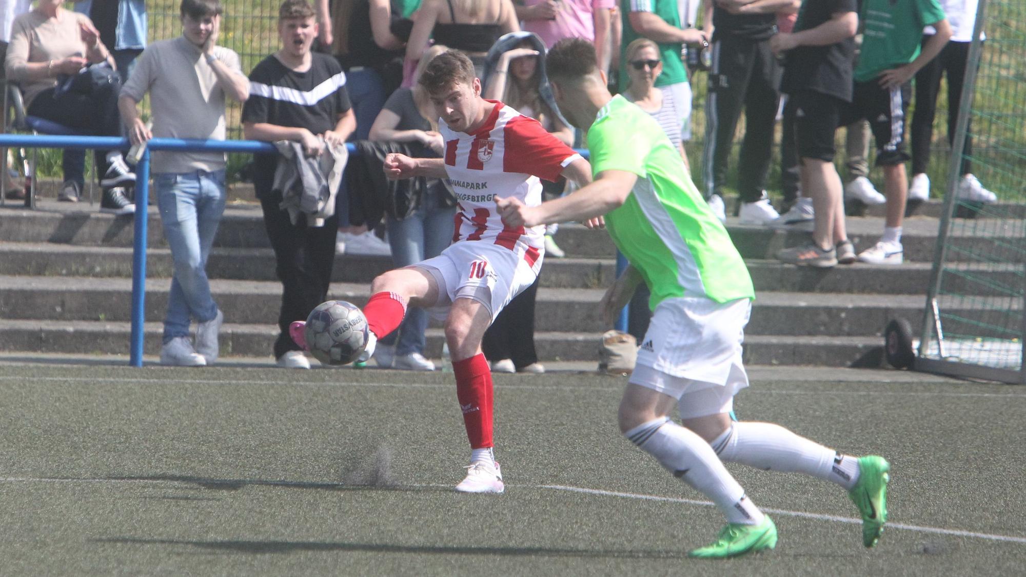 Nikolas Klosterhalfen (am Ball) und der TuS Oberpleis entführen drei Punkte aus Breitscheid.