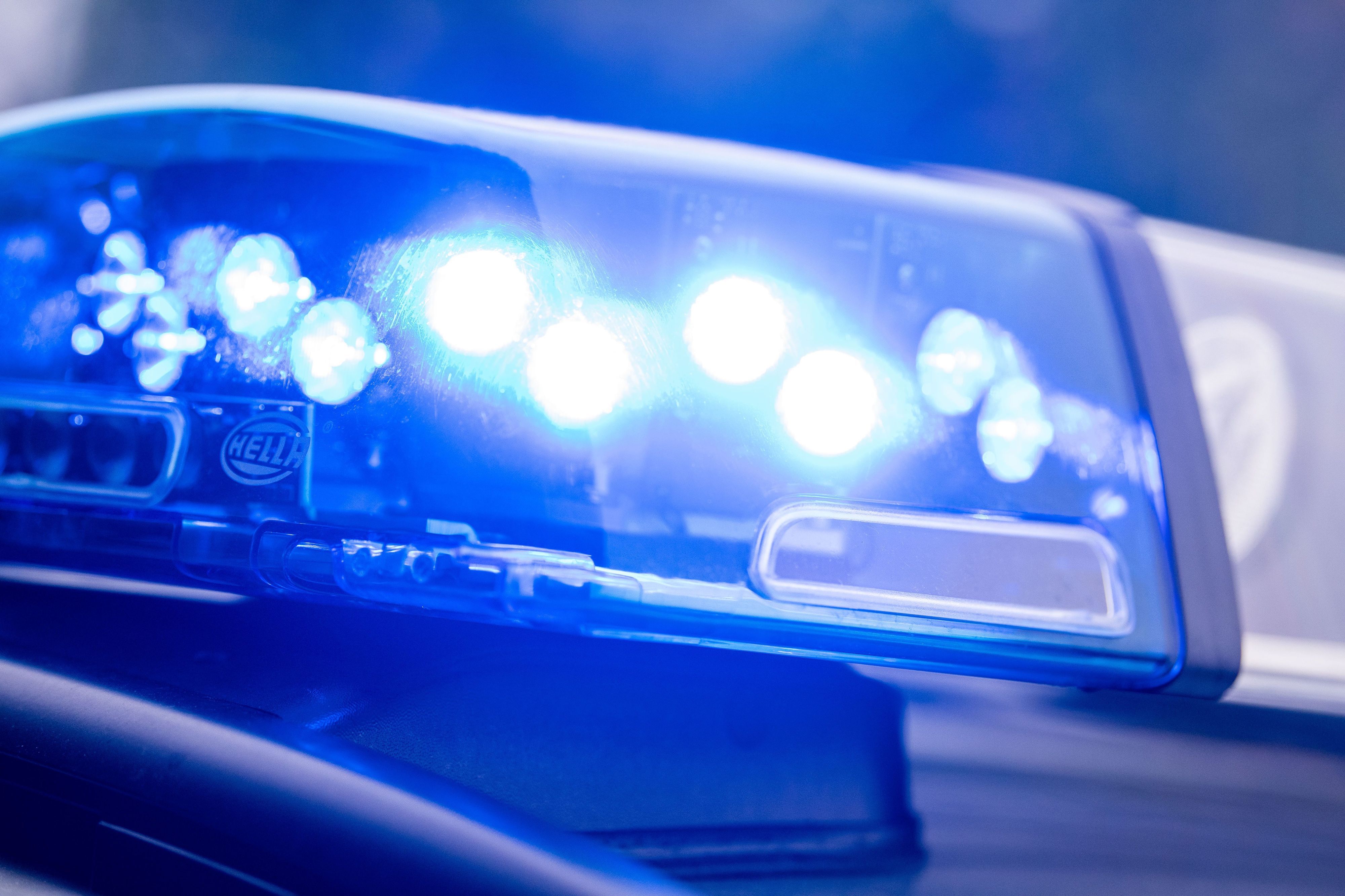 Ein Blaulicht leuchtet an einer Polizeistreife (Symbolbild).
