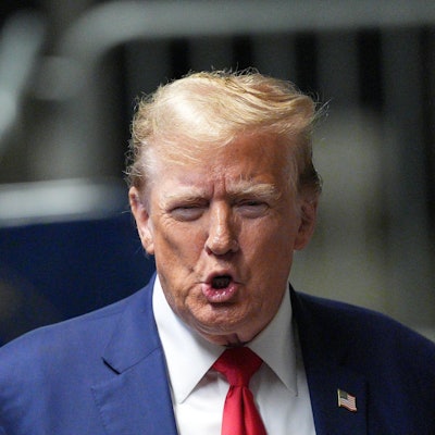 Donald Trump spricht vor Former US President Donald Trump speaks to the press before leaving for the day at his trial for allegedly covering up hush money payments linked to extramarital affairs, at Manhattan Criminal Court in New York City, on May 10, 2024. Trump is accused of falsifying business records in a scheme to cover up an alleged sexual encounter with adult film actress Stormy Daniels to shield his 2016 election campaign from adverse publicity. (Photo by Curtis Means / POOL / AFP)