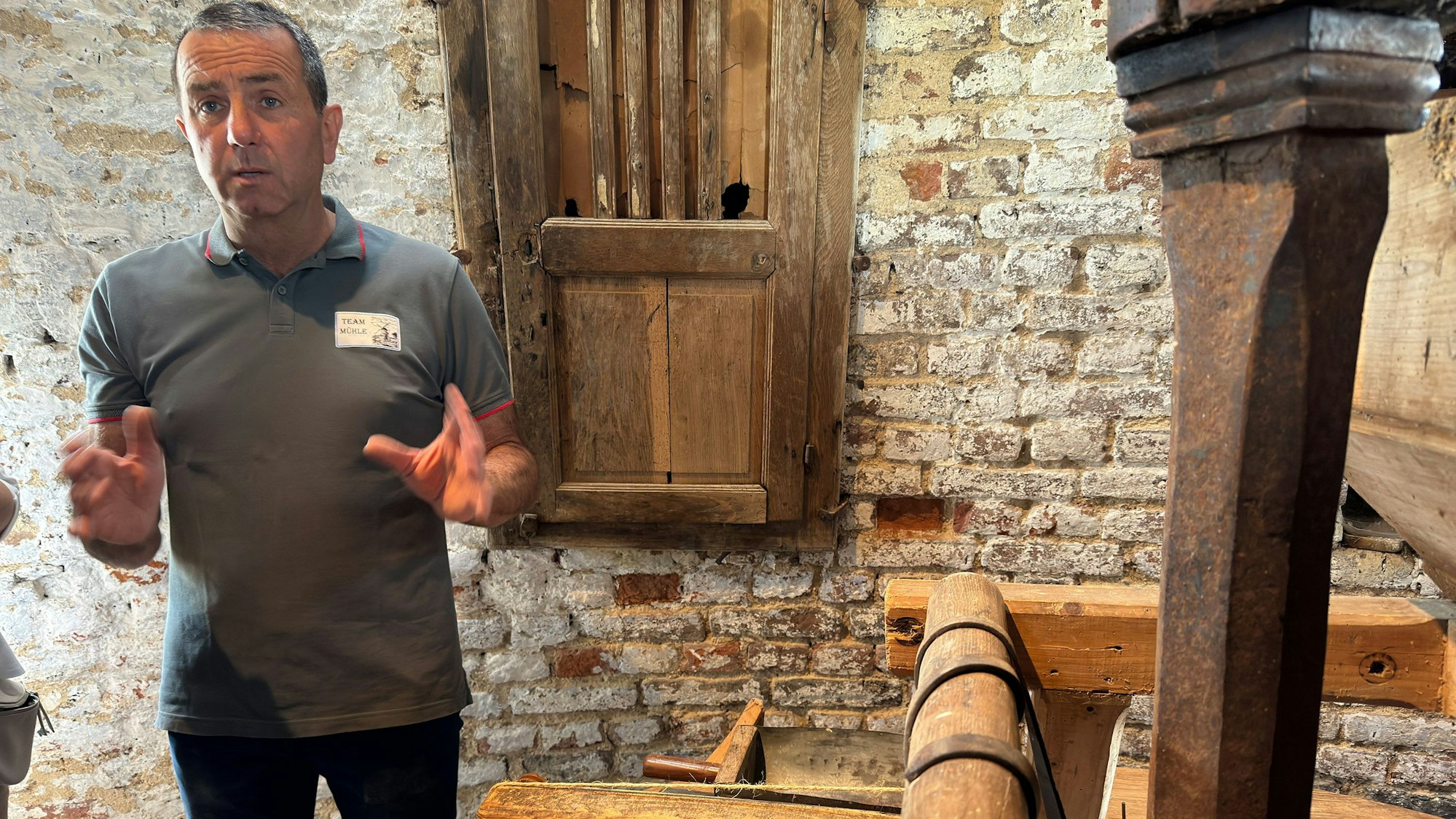 Besitzer Heinz-Willi Bickendorf zeigte den Besucherinnen und Besuchern das Innenleben der Mühle.