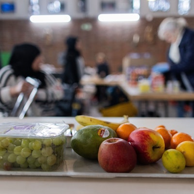 Bedürftige Menschen bekommen Lebensmittel von der Tafel.