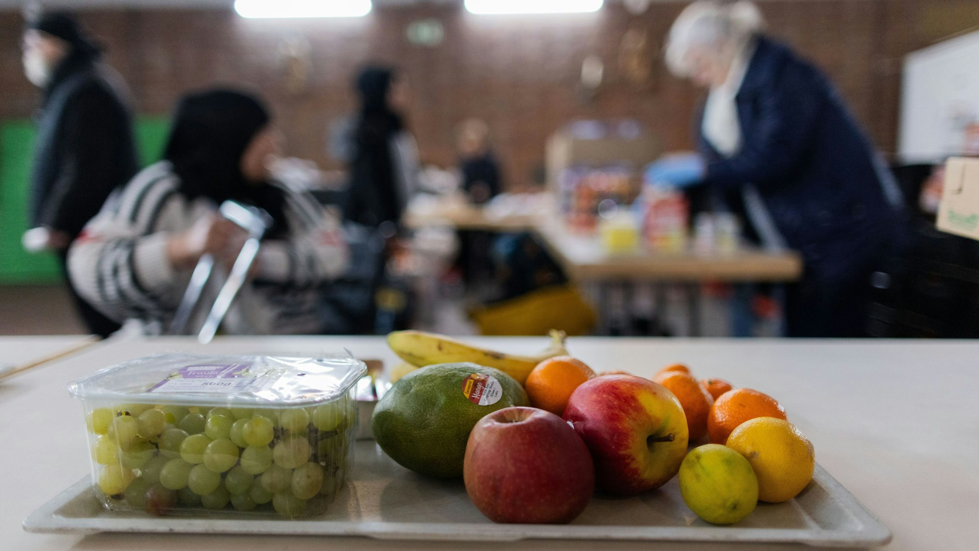 Bedürftige Menschen bekommen Lebensmittel von der Tafel.