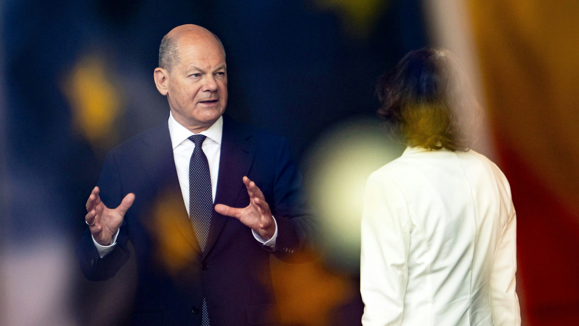 Bundeskanzler Olaf Scholz, schemenhaft ist die Flagge der EU zu erkennen. Scholz hat der iranischen Regierung nach dem Tod von Präsident Ebrahim Raisi sein Beileid ausgesprochen – und steht dafür nun in der Kritik. (Archivbild)