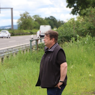 Das Bild zeigt Dirk Arzt, der auf die Autobahn 555 bei Wesseling schaut.