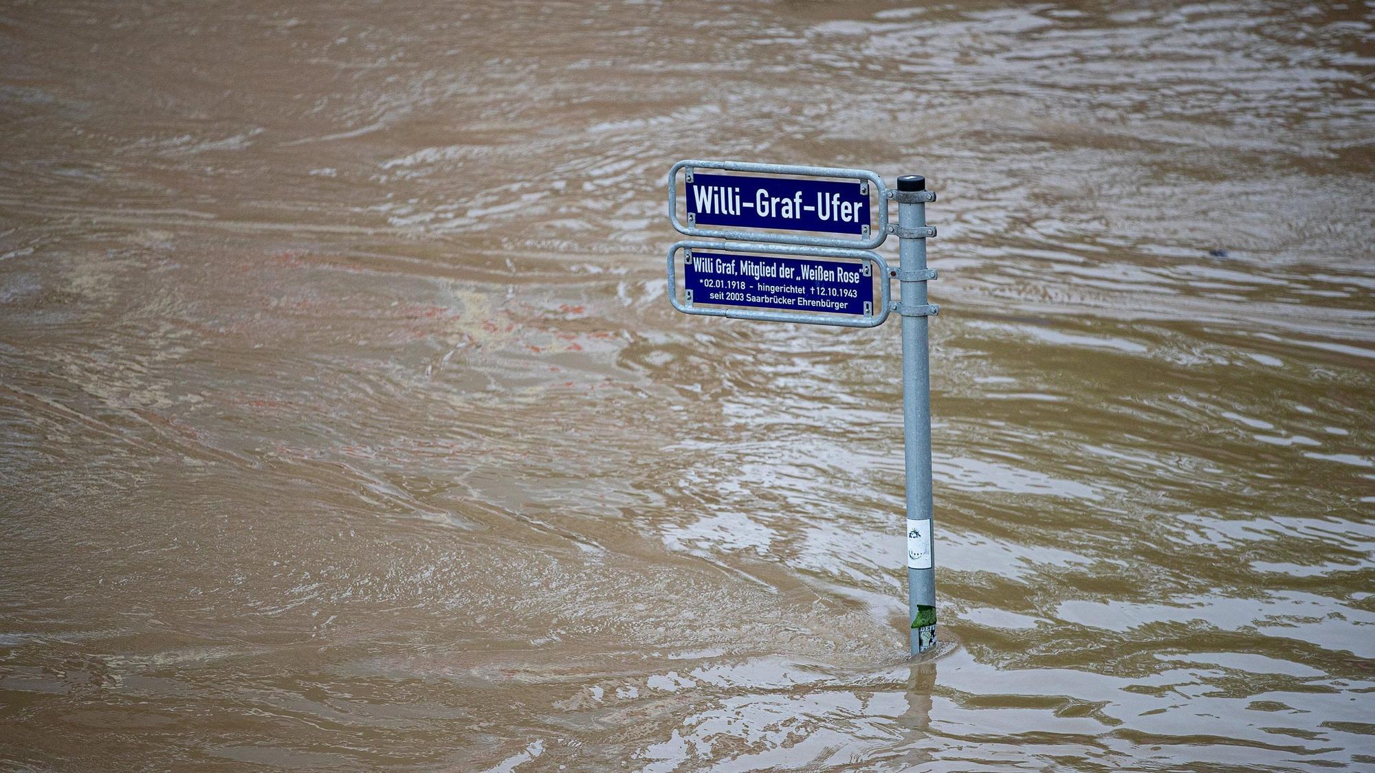Die Saar ist über die Ufer getreten.