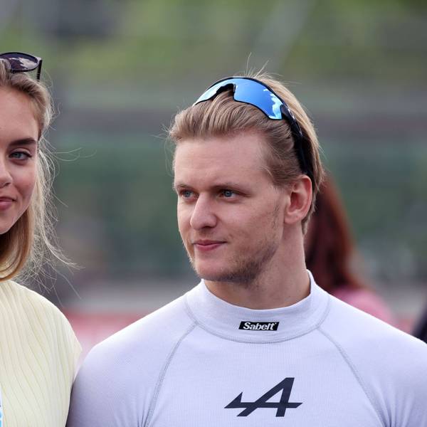 Mick Schumacher mit seiner Model-Freundin Laila Hasanovic im April 2024 bei einem Rennen in Imola. (