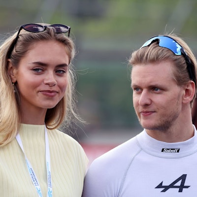 Mick Schumacher mit seiner Model-Freundin Laila Hasanovic im April 2024 bei einem Rennen in Imola. (
