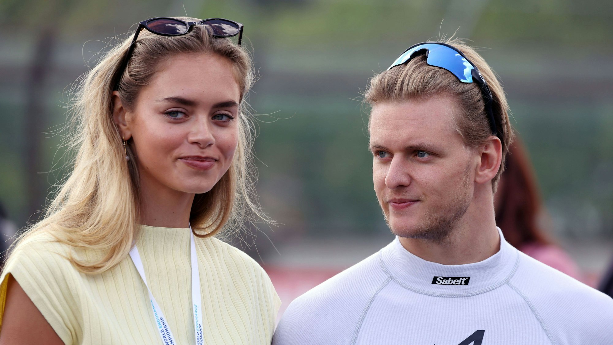 Mick Schumacher mit seiner Model-Freundin Laila Hasanovic im April 2024 bei einem Rennen in Imola. (