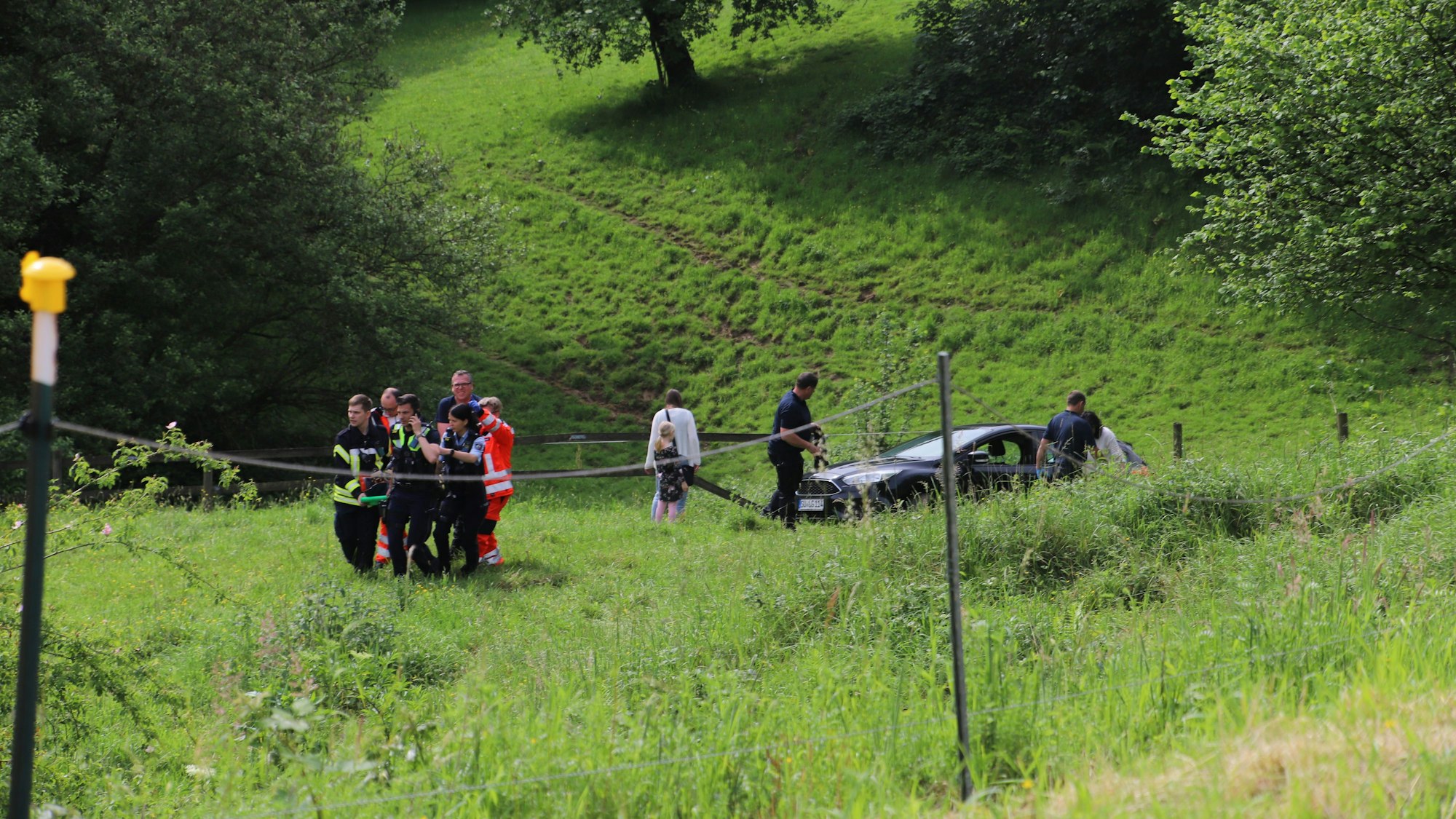 Ein 79 Jahre alter Autofahrer ist mit seinem Wagen rud 80 Meter rückwärts eine steile Wiese hinuntergerollt.