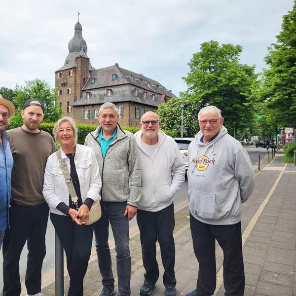 Eine Gruppe von Kulturveranstaltern vor der Kulisse der Burg Efferen.