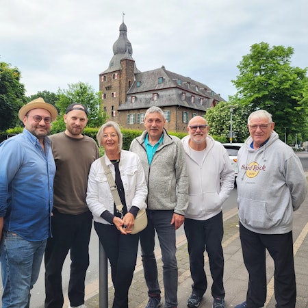 Eine Gruppe von Kulturveranstaltern vor der Kulisse der Burg Efferen.