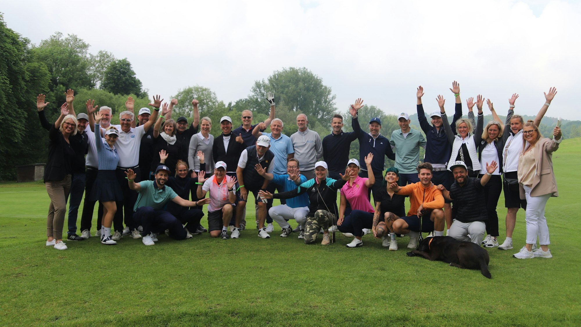 Die Prominenten beim Charity-Golfturnier für die „Vor-Tour der Hoffnung“ und für „Wir für Pänz“ stellten sich auf dem Golfplatz Schloss Auel zum Gruppenfoto auf.
