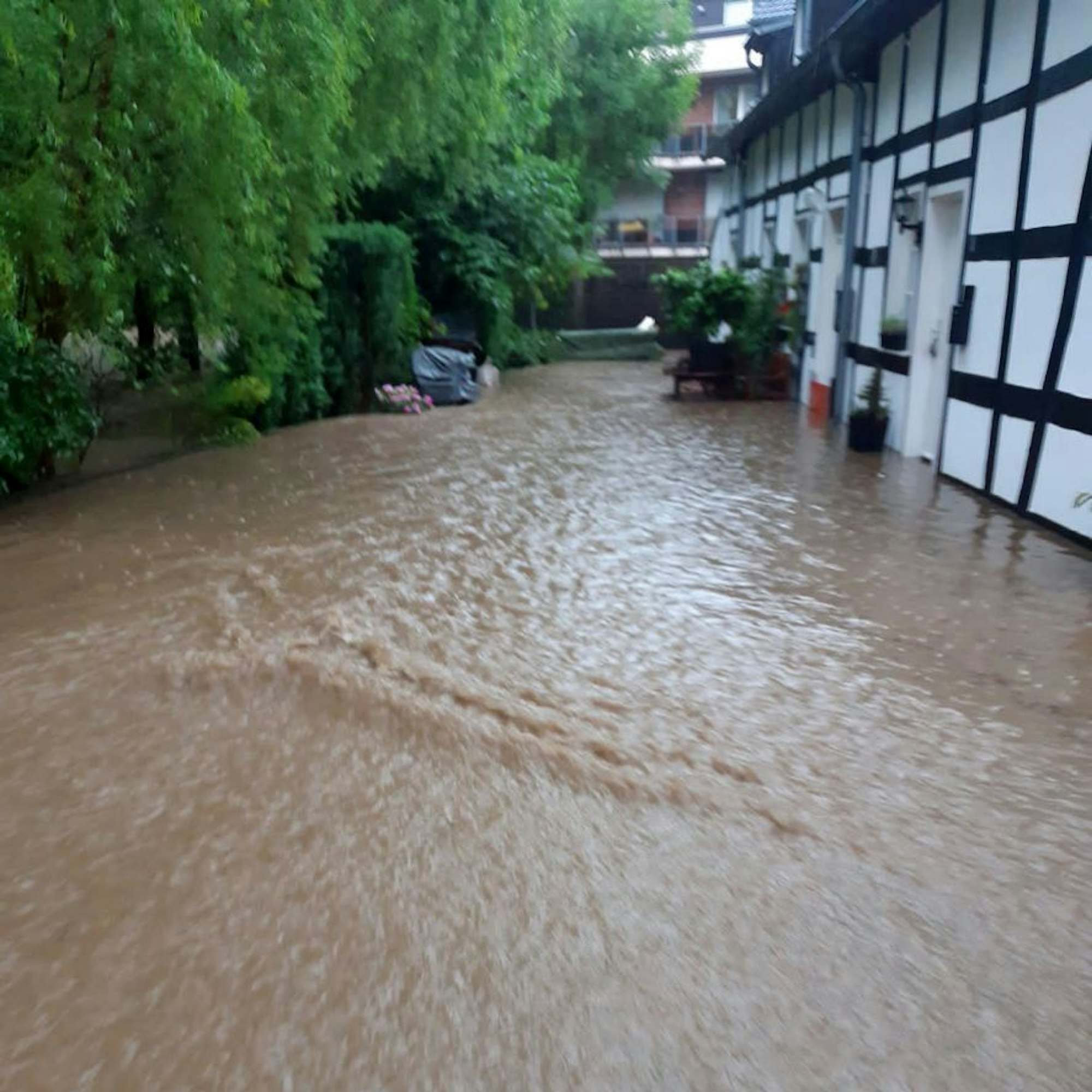 Wasser steht 60 Zentimeter hoch an den Hauswänden.