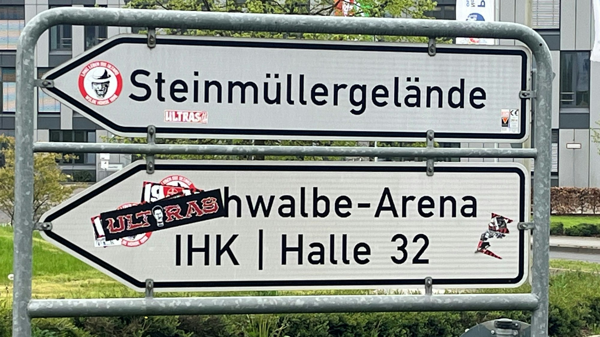 Fußballsticker auf Schildern in Gummersbach.