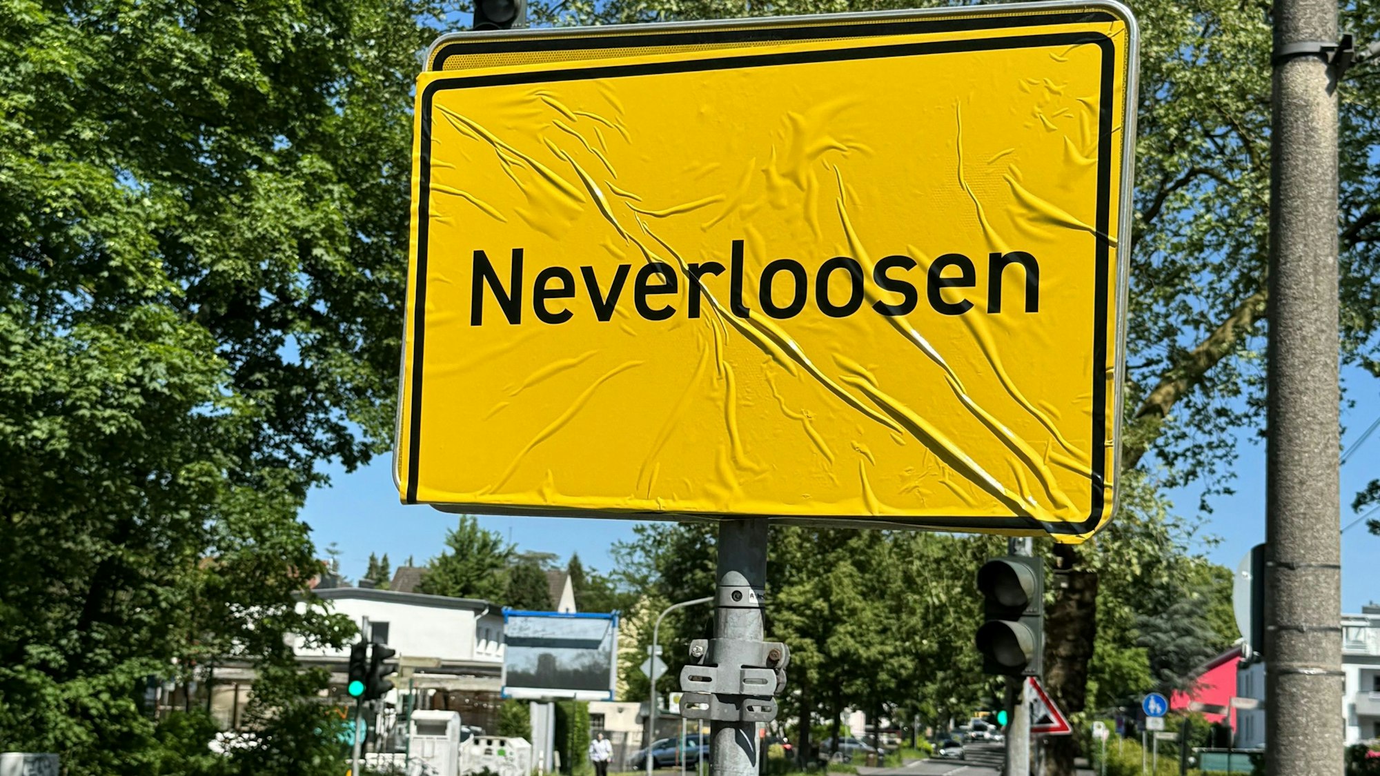 Das Ortseingangsschild von Leverkusen im
Stadtteil Schlebusch ist überklebt mit der Aufschrift „Neverloosen“.